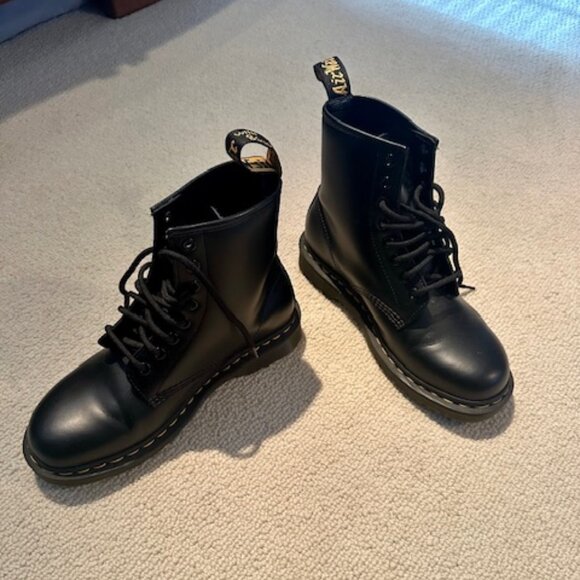 Dr. martens Boot shoes worn ONE TIME size 7 M US - Picture 1 of 3
